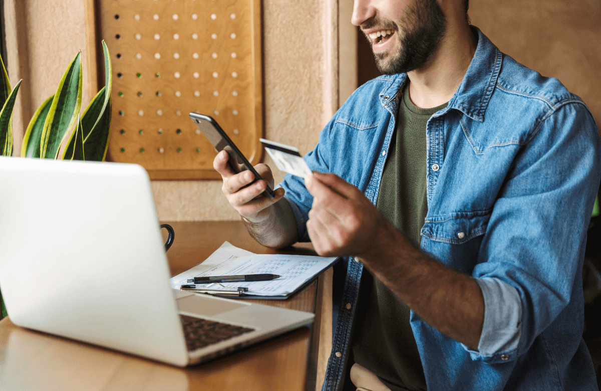 Someone enjoying the advantages of online payday loans in Calgary