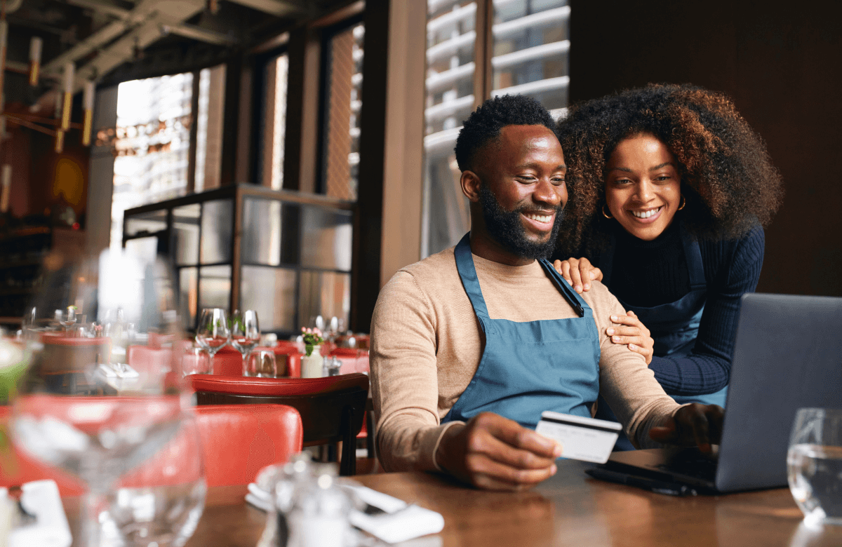 A couple applying for online payday loans in Calgary with a computer