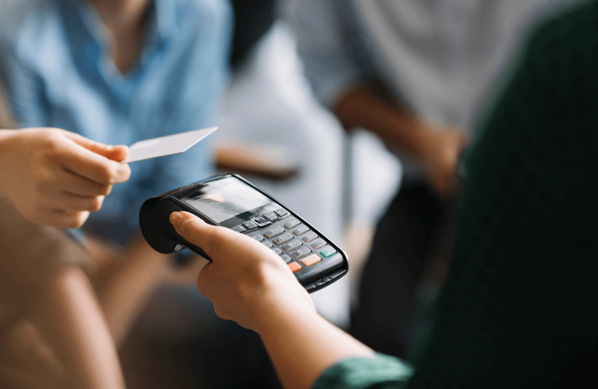 Someone paying with a credit card after meeting the requirements to apply for online payday loans in Calgary