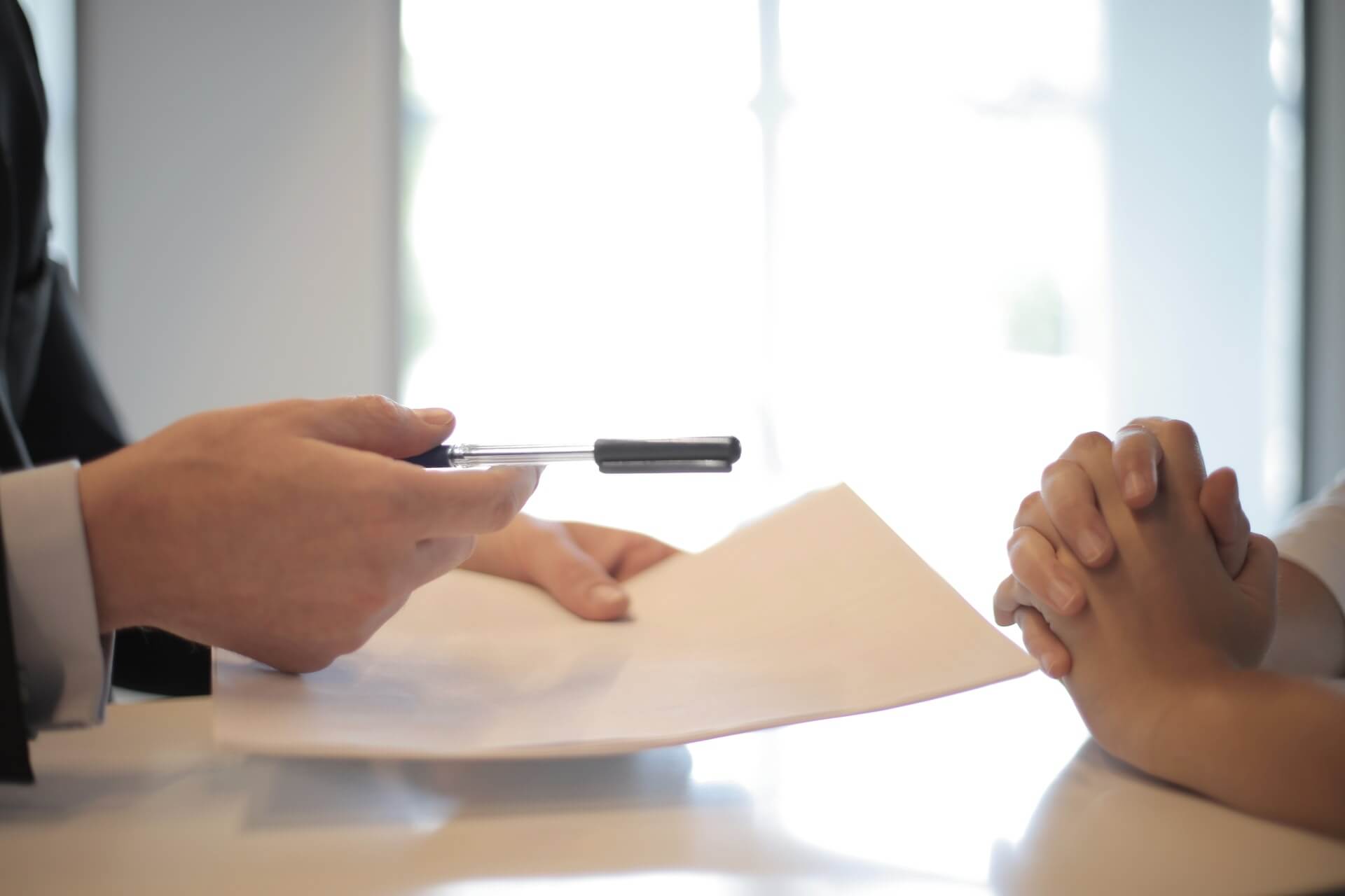 Someone signing the contract for online payday loans in Canada