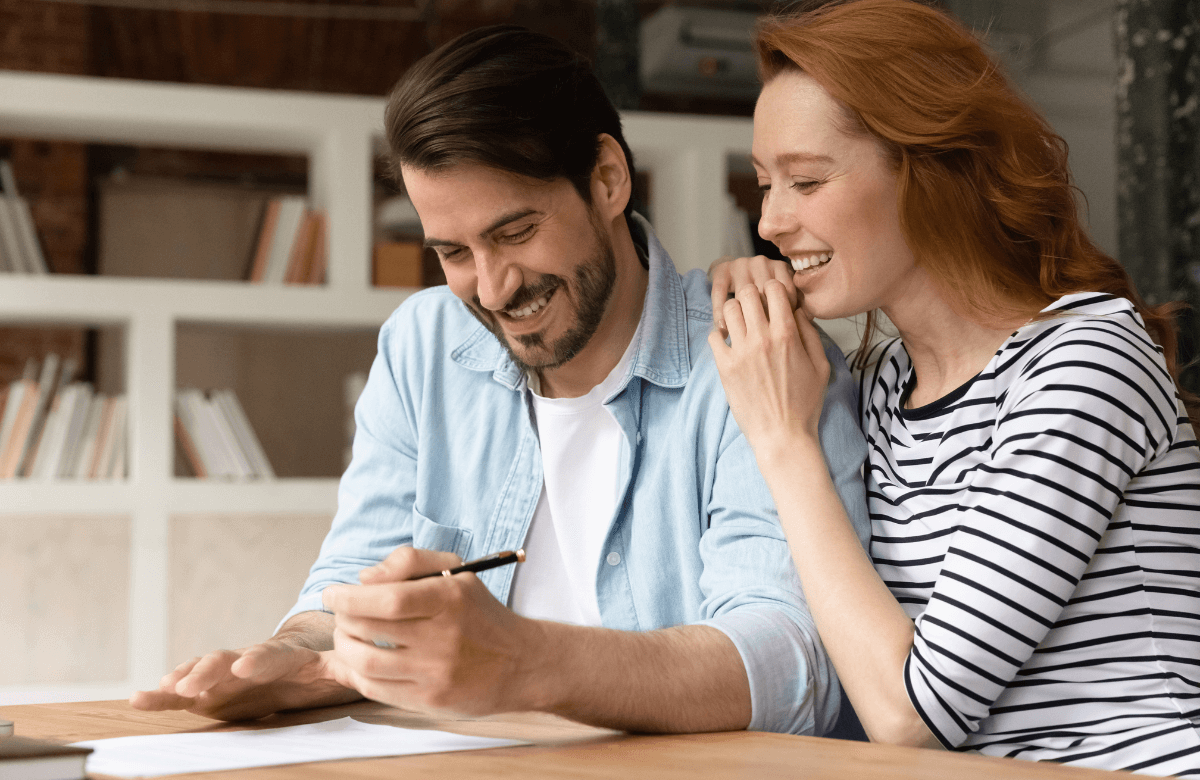 A couple applying for online payday loans in Ontario after meeting all the requirements